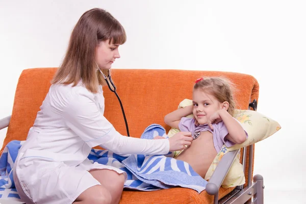 Kinderarzt hört Stethoskop-Babybrust — Stockfoto