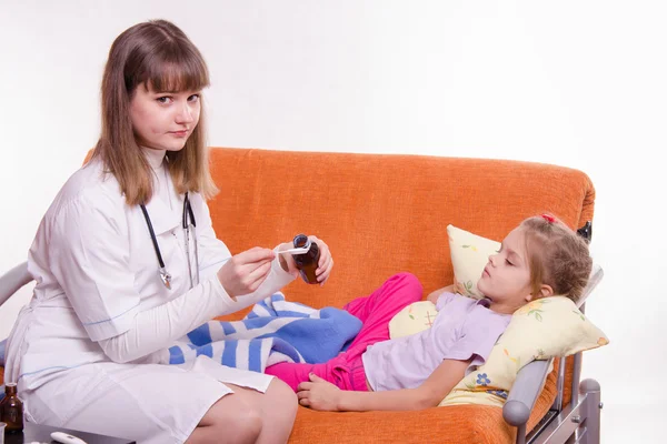 El médico le va a dar el medicamento a un niño enfermo. — Foto de Stock