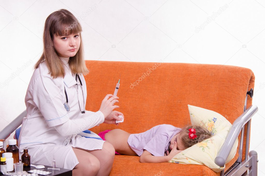 Female pediatrician child is going to get a shot