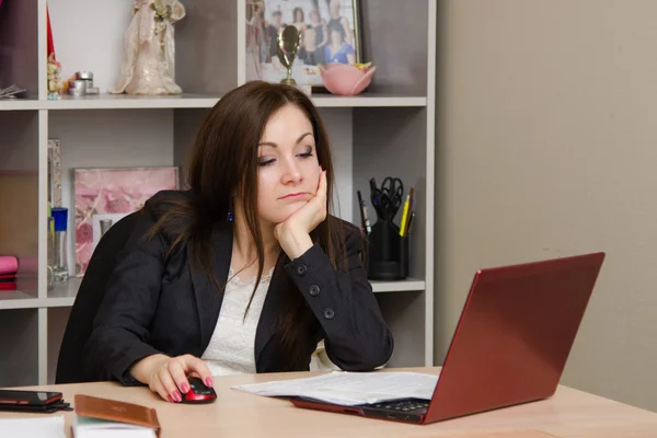 A menina no escritório de um cansado olhando para o computador — Fotografia de Stock