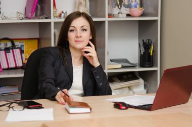 Kafa kızı ofiste masa