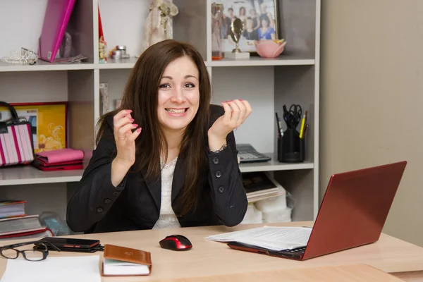 Bureau fille est en colère sur le lieu de travail — Photo