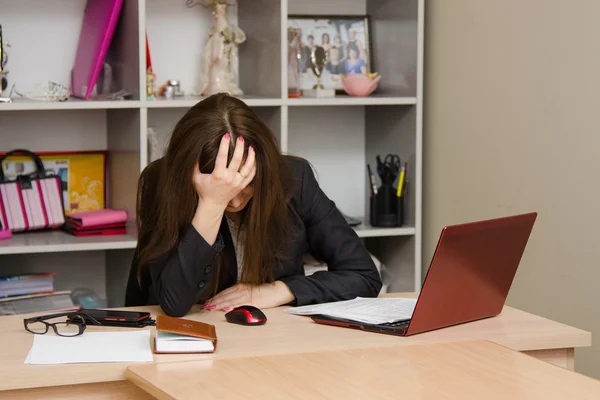 女孩在办公室抓着她的头 — 图库照片