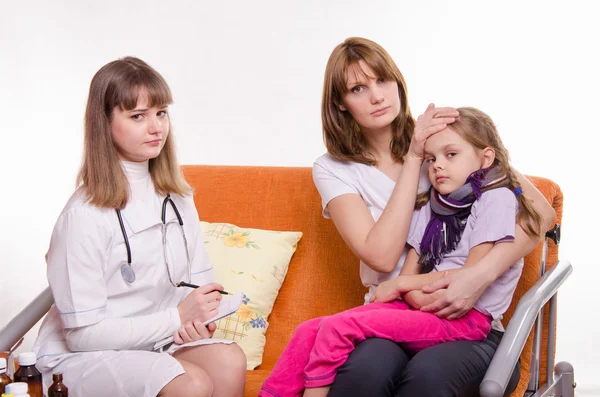 Kinderarts bezoeken een ziek kind thuis — Stockfoto