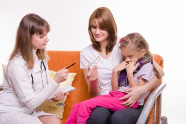 Çocuk doktoru tıp anne hasta kız hakkında söyler