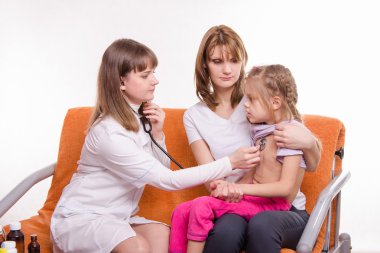 Nefes stetoskop annenin kollarına, küçük bir kız çocuk doktoru denetler