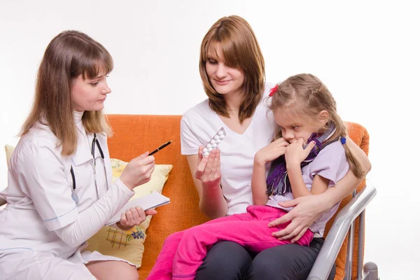 Der Kinderarzt erzählt von der Medizin Mutter krankes Mädchen — Stockfoto