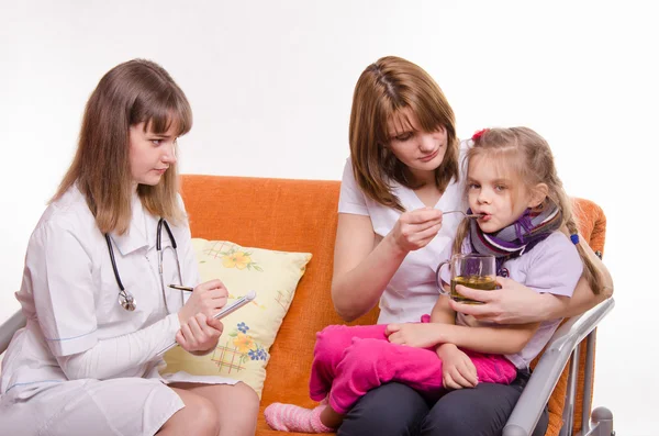 Il pediatra prescrive il trattamento bambino la cui madre dà a bere il tè da un cucchiaio — Foto Stock