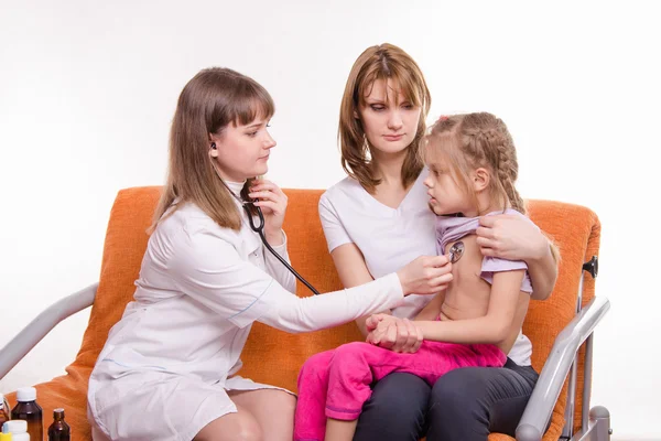 Pediatra controlla stetoscopio respiratorio una bambina tra le braccia della madre — Foto Stock