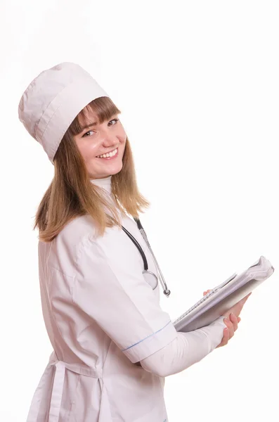 卫生工作者在一件白色外套，帽子站在一起手和微笑中的文档 — 图库照片
