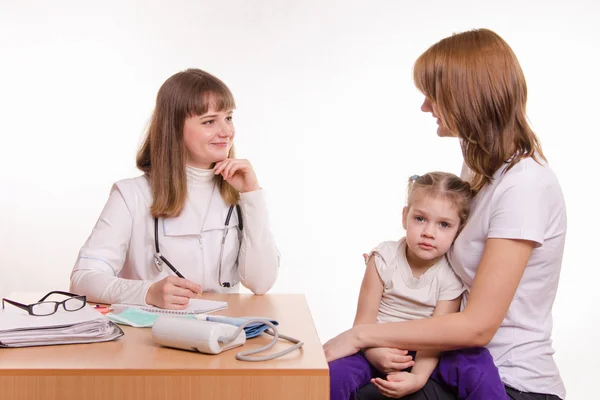 Pediatra w biurze rozmawiając z mojej matki chorych dzieci — Zdjęcie stockowe