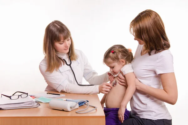 Pediatra słucha stetoskop baby's breath — Zdjęcie stockowe