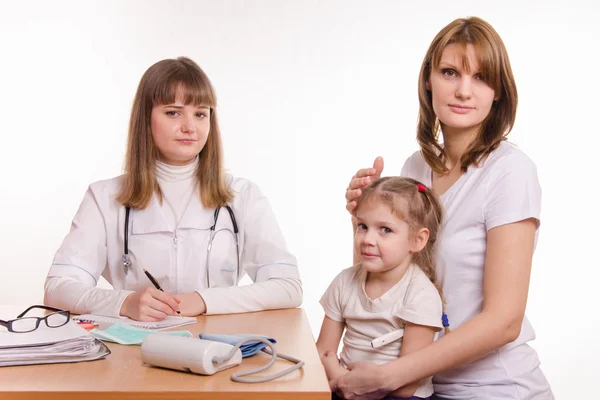 Bir çocuk doktoru, bir resepsiyonda annesiyle — Stok fotoğraf