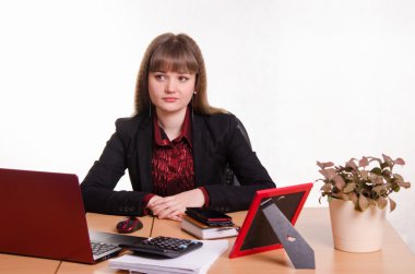 Ofis masa başında oturan düşünceli kız