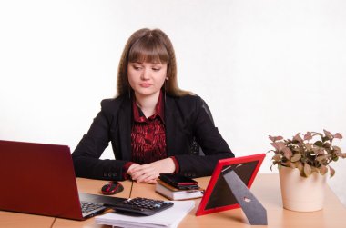 Üzgün kız ofis masada oturur