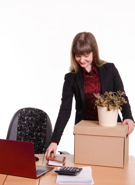 Усыновленный на работе в офисе девушка ставит вещи из коробки — стоковое фото