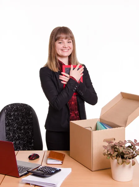 Meisje zet een fotolijst op desktop in office — Stockfoto