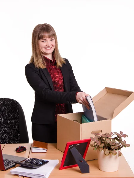Przyjęte w biurze dziewczyna stawia jej rzeczy po wyjęciu z pudełka — Zdjęcie stockowe