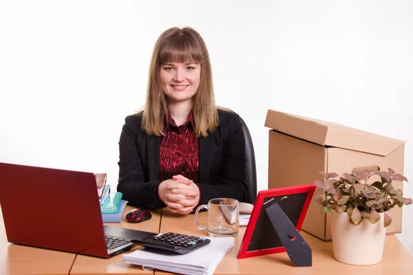 Office masada oturan iş kadını — Stok fotoğraf