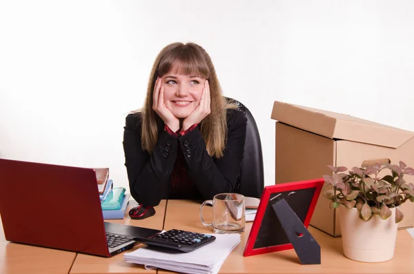 Drömmande flicka sitter på skrivbord — Stockfoto