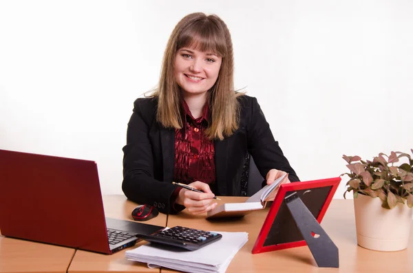 Vrolijke meisje zit aan office tafel — Stockfoto