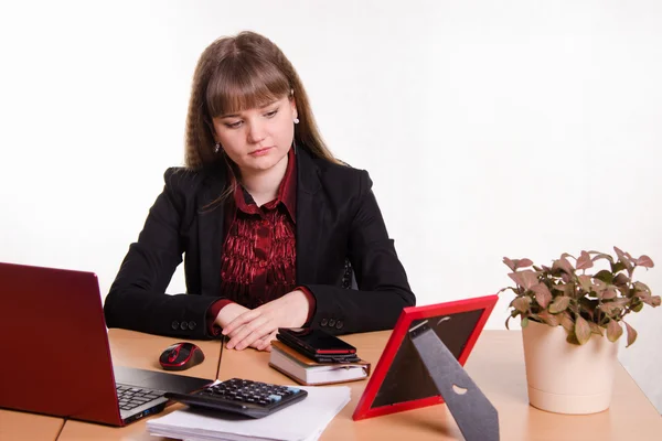 Vrijstaande vrouw zitten aan tafel office — Stockfoto