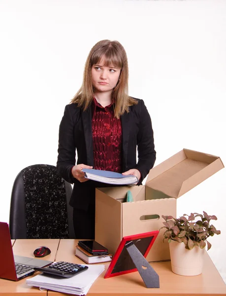 Chica despedida recoge sus pertenencias en una caja —  Fotos de Stock