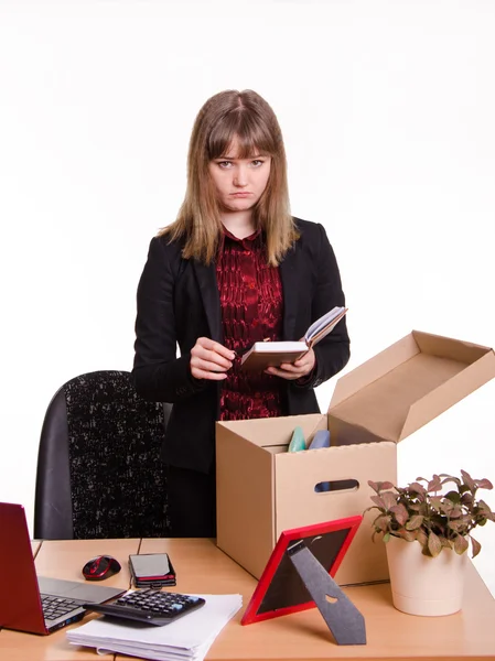Chica despedida pone pertenencias personales en la oficina — Foto de Stock
