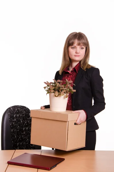 Ogillade flicka i kontor med saker händer — Stockfoto