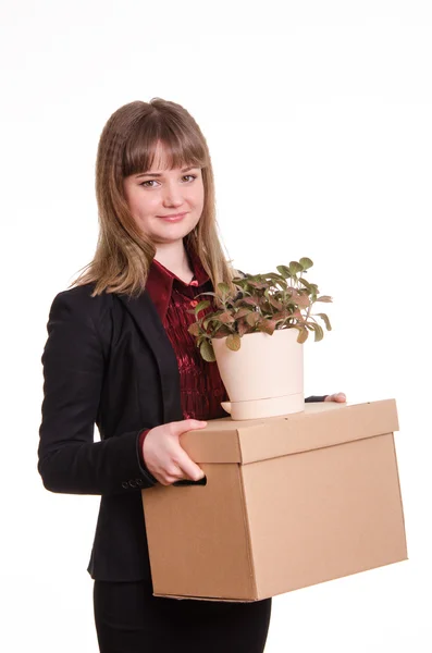 Portret dziewczynki z wielkie pudło i doniczkowa roślina w ręce — Zdjęcie stockowe
