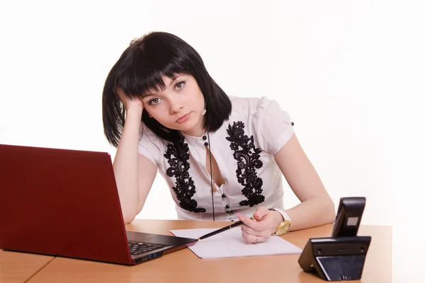 Tired worker call-center front of monitor, leaned her head on — Stock Photo, Image