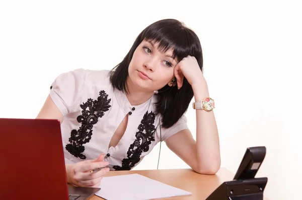 Thoughtful call-center employee leaned her head on — Stock Photo, Image