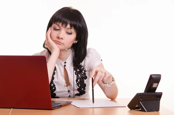 Thoughtful call-center employee office with pen in hand — Stock Photo, Image