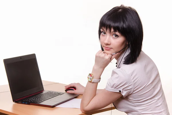 Trabalhador de call center em uma mesa com laptop — Fotografia de Stock