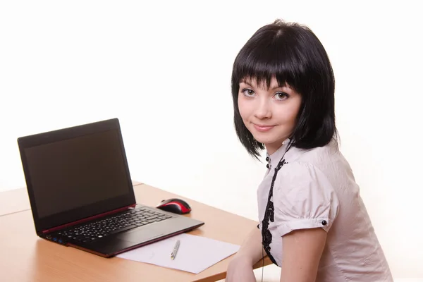 Das Mädchen am Tisch mit dem Laptop — Stockfoto