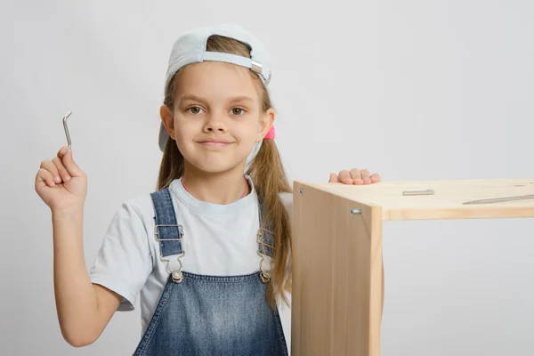 Девочка в коллекторе изображений мебели с инструментами — стоковое фото