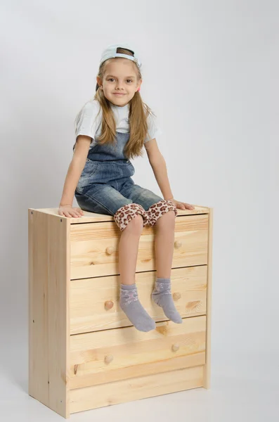 Girl in overalls collector relies on the chest shows class — Stock Photo, Image