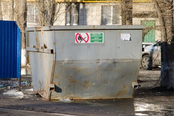 Grand conteneur à ordures sur le fond des rues sales — Photo