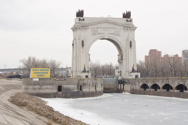 Arch, molo Volha-Don kanál Lenin, brána 1, Volgograd zima — Stock fotografie