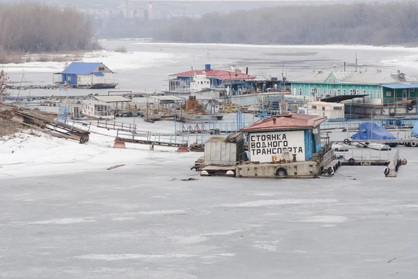 Parking sur l'eau de transport backwater de la Volga, Volgograd Krasnoarmeisky — Photo