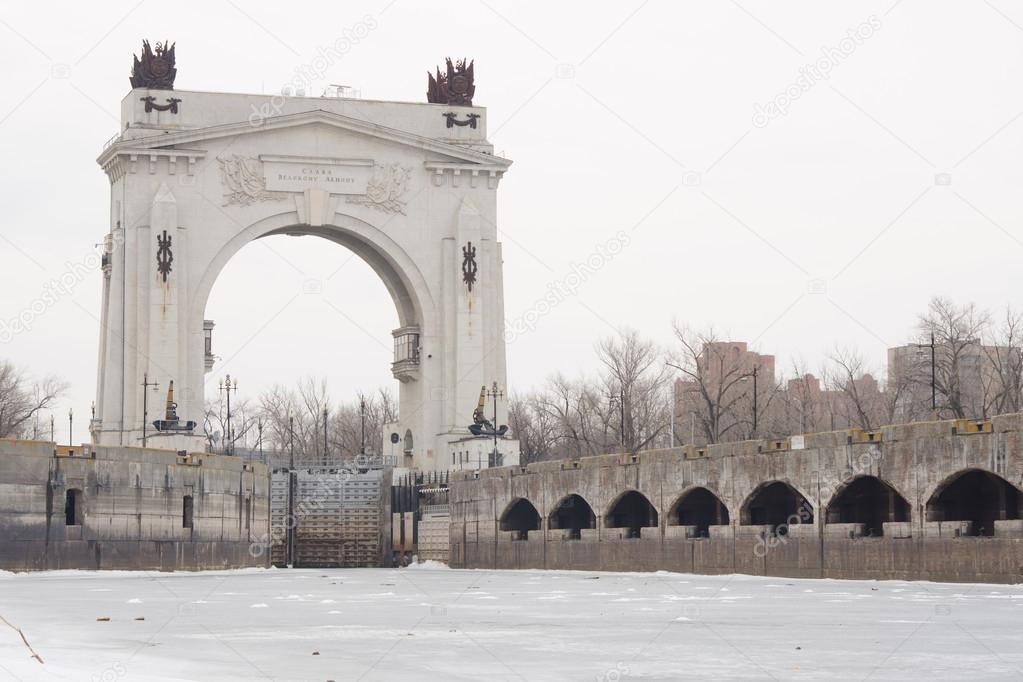 Arch, pier Volga-Don canal Lenin, the gateway 1, Volgograd winter