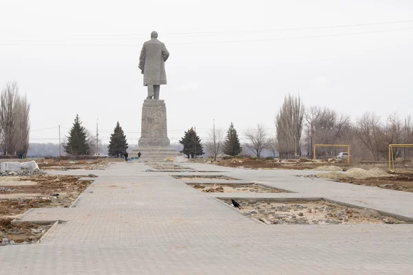 İnşaat alışveriş merkezine anıt Lenin sahildeki Krasnoarmeiskii Volgograd — Stok fotoğraf