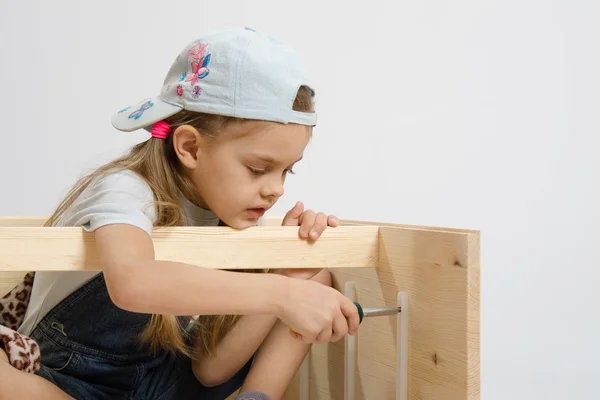 Kind sichert Läuferschubladen — Stockfoto