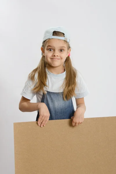 Meisje met een houten plank — Stockfoto