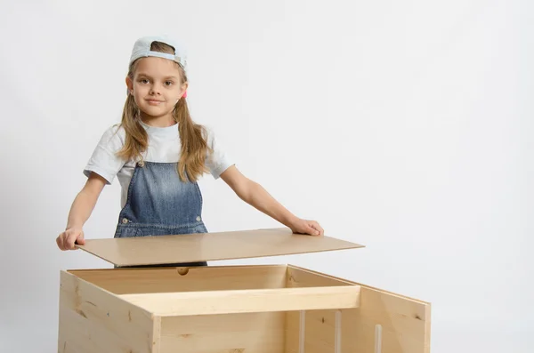 Ragazza raccoglie la copertina posteriore del petto — Foto Stock