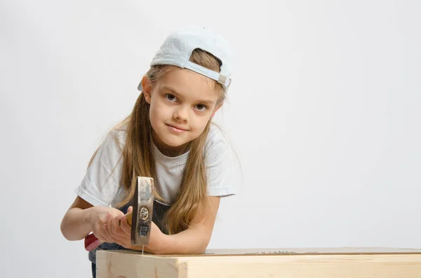 Child labor in classroom hammer nails with a hammer — Stock Photo, Image
