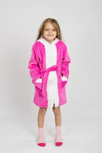 六年增长女孩穿着浴袍的肖像 — 图库照片