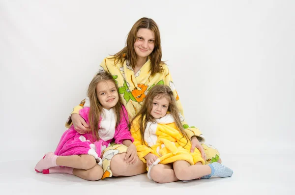 Anne ile iki kızı bornozlar — Stok fotoğraf