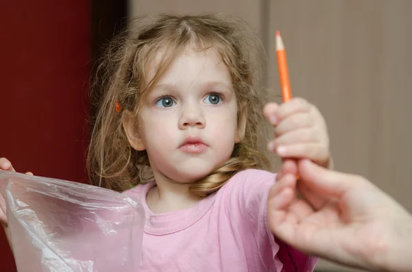 Fille prend des mains de maman crayon — Photo