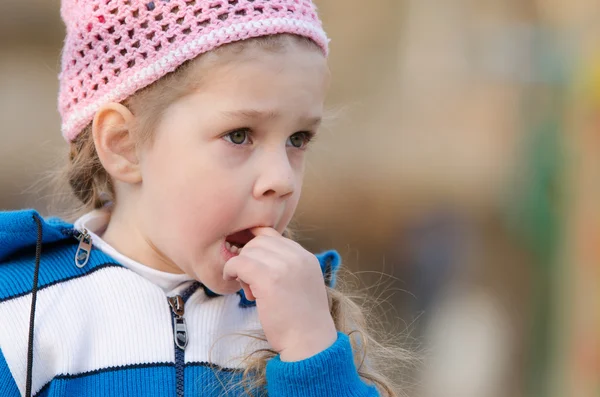 Ragazza nel pensiero bloccato un dito la bocca — Foto Stock